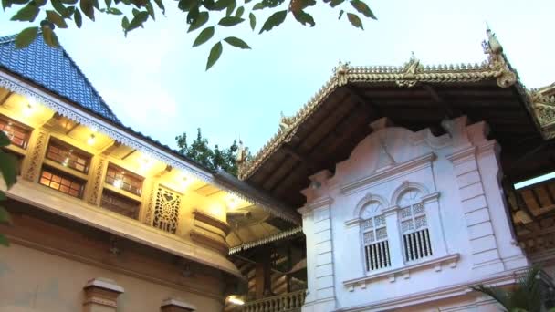 People visit Buddhist temple in Colombo, Sri Lanka. — Stock Video