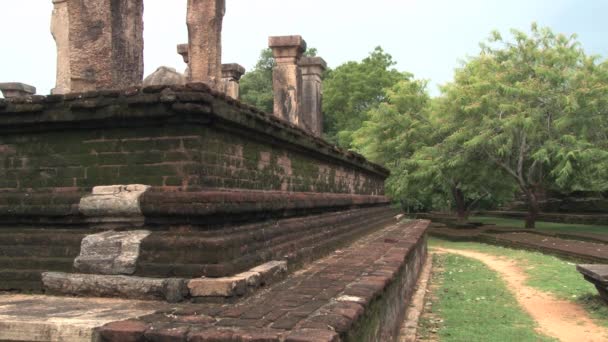 Ruínas do antigo edifício com colunas em Polonnaruwa, Sri Lanka . — Vídeo de Stock