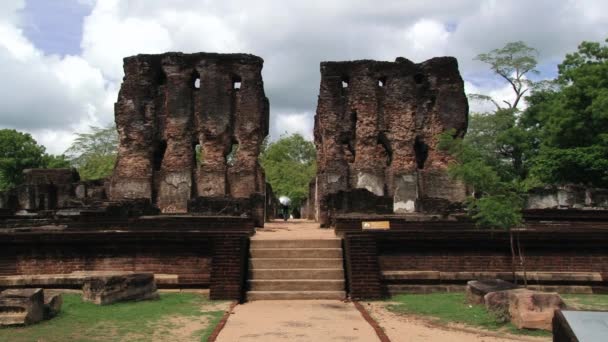 La gente visita las ruinas del Palacio Real del Rey Parakramabahu en la antigua ciudad de Polonnaruwa, Sri Lanka . — Vídeo de stock