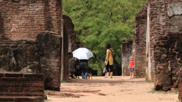 Mensen bezoeken ruïnes van het Koninklijke Paleis van koning Parakramabahu in de oude stad van Polonnaruwa, Sri Lanka. — Stockvideo