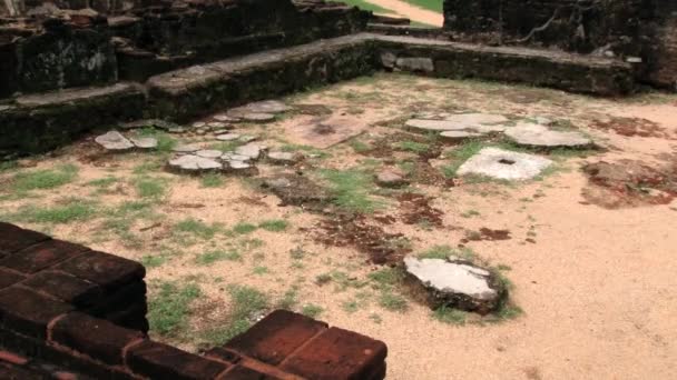 Les gens visitent les ruines du Palais Royal du Roi Parakramabahu dans l'ancienne ville de Polonnaruwa, Sri Lanka . — Video