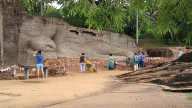 Polonnaruwa, Sri Lanka Antik şehir Buda heykelinin turist ziyaret.