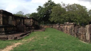 Binanın içinde Polonnaruwa, Sri Lanka Antik şehir kalıntıları.