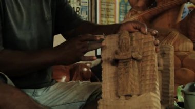 Adam geleneksel ahşap hediyelik eşya bir atölye Polonnaruwa, Sri Lanka üretir.