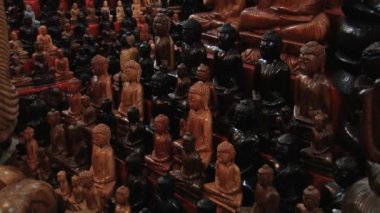 Bir dükkanda Polonnaruwa, Sri Lanka Sri Lanka için bir durak ile geleneksel ahşap Hatıra Eşyası görüntüleyin.