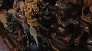 Bir dükkanda Polonnaruwa, Sri Lanka Sri Lanka için bir durak ile geleneksel ahşap Hatıra Eşyası görüntüleyin.