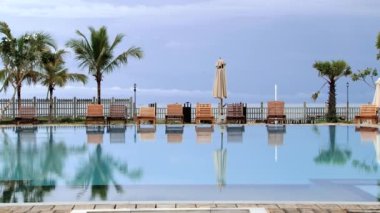 Gündoğumu Trincomalee, Sri Lanka, boş hotel Yüzme Havuzu görüntülemek.