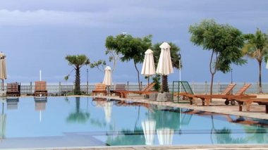 Gündoğumu Trincomalee, Sri Lanka, boş hotel Yüzme Havuzu görüntülemek.
