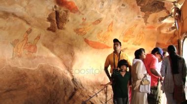 İnsanlar Sigiriya Rock Sigiriya, Sri Lanka eski resim sergisi ziyaret. 