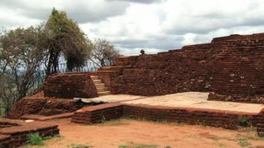 İnsanlar eski Sigiriya kaya kale Sigiriya, Sri Lanka kalıntıları ziyaret.