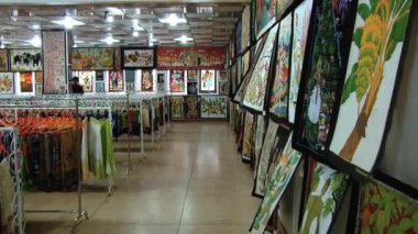 Geleneksel batik Tekstil bir dükkanında Kandy, Sri Lanka için görüntüleyin.