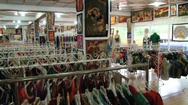 Geleneksel batik Tekstil bir dükkanında Kandy, Sri Lanka için görüntüleyin.