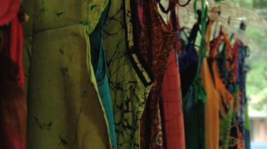 Geleneksel batik Tekstil bir dükkanında Kandy, Sri Lanka yelpazesine için görüntüleyin.