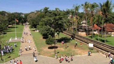 Tapınak diş (Dalada Maligava) Kandy, Sri Lanka bölgeye göre insanlar yürümek. 