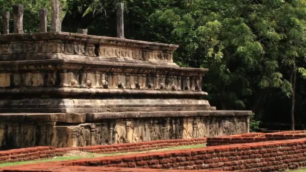 Vista a las ruinas del edificio en la antigua ciudad de Polonnaruwa, Sri Lanka . — Vídeos de Stock