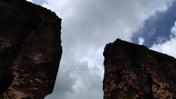 Ruinerna av den kungliga palatset av kung Parakramabahus i den antika staden av Polonnaruwa, Sri Lanka. — Stockvideo