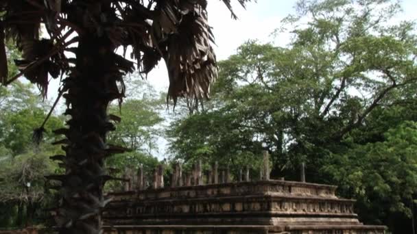 Vue sur les ruines du bâtiment dans l'ancienne ville de Polonnaruwa, Sri Lanka .