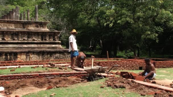 Lidé dělají restaurátorské práce v starobylé město Polonnaruwa, Srí Lanka. — Stock video