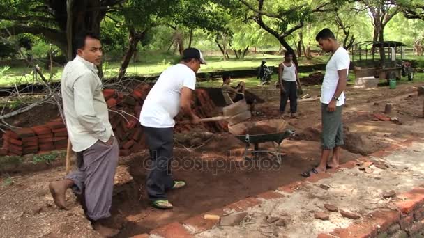 ผู้คนทํางานฟื้นฟูในเมืองโบราณของ Polonnaruwa, ศรีลังกา . — วีดีโอสต็อก