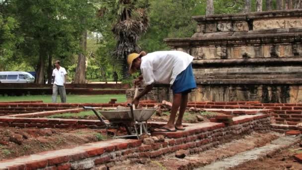 La gente hace trabajos de restauración en la antigua ciudad de Polonnaruwa, Sri Lanka . — Vídeo de stock