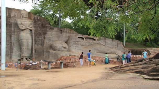 Туристи відвідують статуя Будди у стародавнього міста Polonnaruwa, Шрі-Ланка. — стокове відео