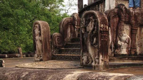 Mulheres visitam ruínas na antiga cidade de Polonnaruwa, Sri Lanka . — Vídeo de Stock