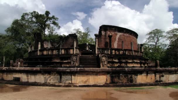 Ruins of the building in the ancient city of Polonnaruwa, Sri Lanka. — Stock Video