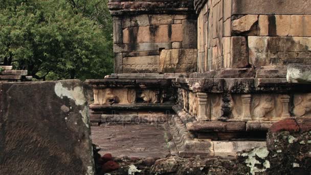 Ruinas del edificio en la antigua ciudad de Polonnaruwa, Sri Lanka . — Vídeo de stock