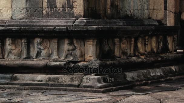 Ruines du bâtiment dans l'ancienne ville de Polonnaruwa, Sri Lanka . — Video