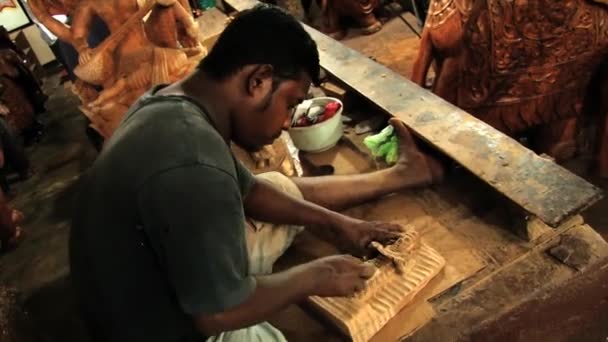 Ember termel egy műhely Polonnaruwa, Sri Lanka-hagyományos fából készült szuvenír. — Stock videók