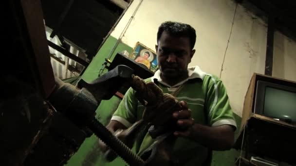 El hombre produce un recuerdo tradicional de madera en un taller en Polonnaruwa, Sri Lanka . — Vídeos de Stock