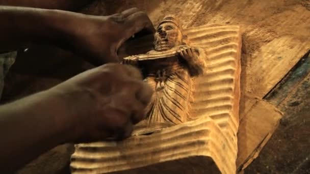 Mężczyzna produkuje tradycyjne drewniane pamiątki w warsztacie w Polonnaruwa, Sri Lanka. — Wideo stockowe