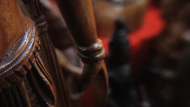 Vista al detalle exterior del tradicional recuerdo de madera de Sri Lanka en una tienda en Polonnaruwa, Sri Lanka . — Vídeo de stock