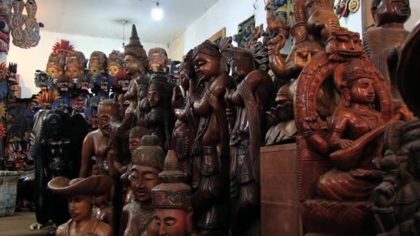 Vista a un puesto con recuerdos tradicionales de madera de Sri Lanka en una tienda en Polonnaruwa, Sri Lanka . — Vídeo de stock