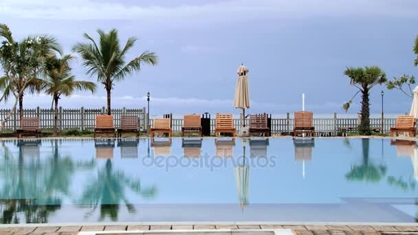 Vue sur la piscine vide de l'hôtel au lever du soleil à Trincomalee, Sri Lanka . — Video
