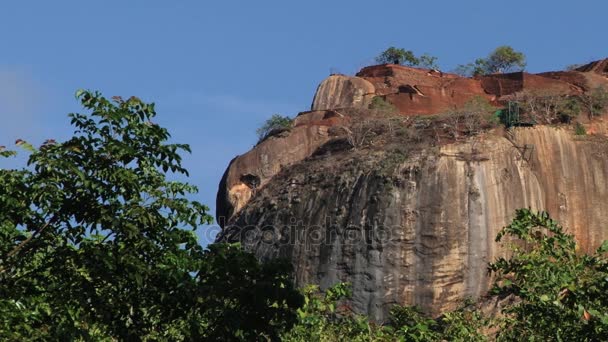 Blick auf die Felsenfestung Sigiriya in sri lanka. — Stockvideo