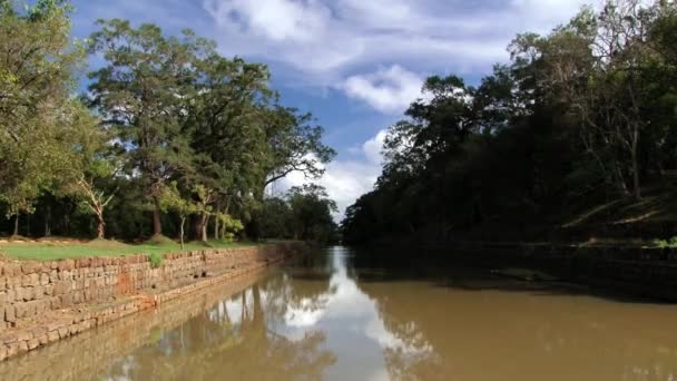 Vista al antiguo estanque en la fortaleza rocosa Sigiriya en Sri Lanka . — Vídeos de Stock