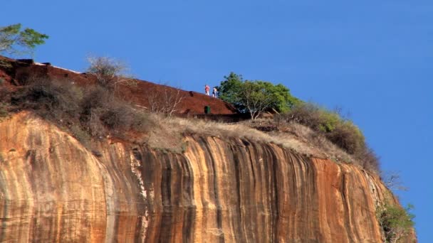 Met het oog op de top van de burcht op Sigiriya rots Fort in Sri Lanka. — Stockvideo