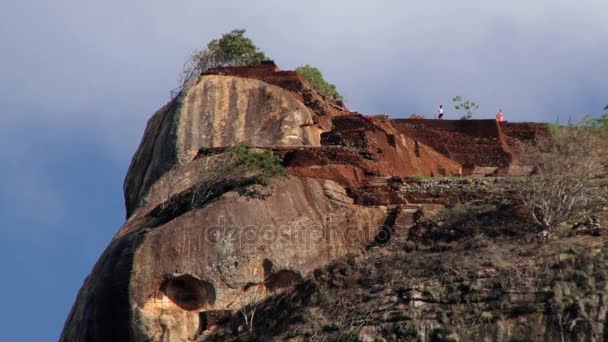 Met het oog op de top van de burcht op Sigiriya rots Fort in Sri Lanka. — Stockvideo