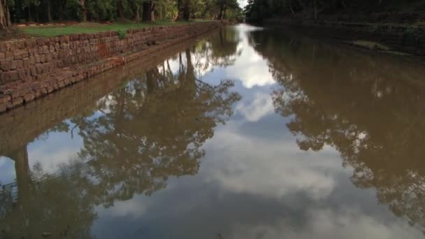 Vista para a antiga lagoa na fortaleza de rocha Sigiriya no Sri Lanka . — Vídeo de Stock