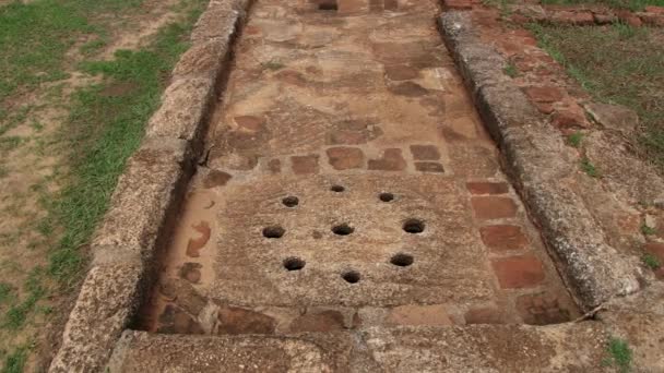 Vista para as ruínas da antiga fortaleza rochosa Sigiriya em Sigiriya, Sri Lanka . — Vídeo de Stock