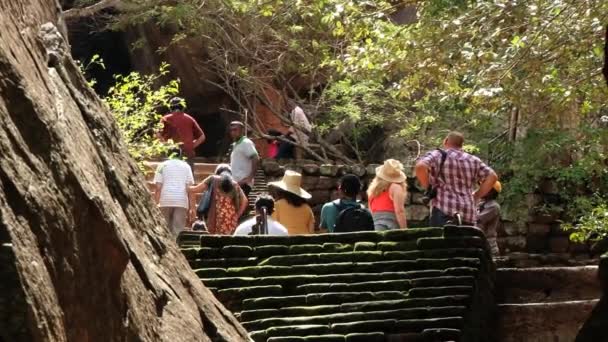 La gente visita las ruinas de la antigua fortaleza rocosa de Sigiriya en Sigiriya, Sri Lanka . — Vídeos de Stock