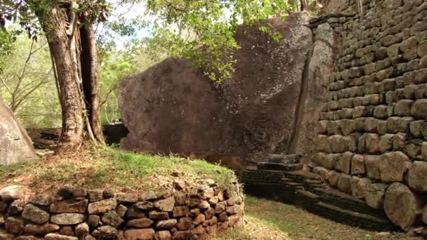Blick auf die Ruinen der alten Felsenfestung Sigiriya in Sigiriya, sri lanka. — Stockvideo