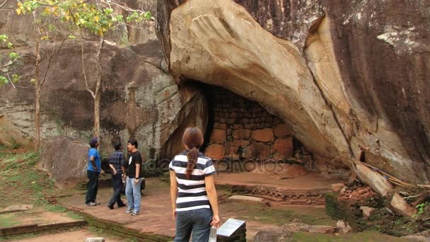 Lidé navštívit ruiny starověké skalní pevnost Sigiriya v Sigiriya, Srí Lanka. — Stock video