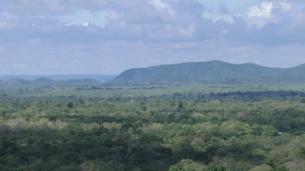 Vista para a selva da fortaleza rochosa Sigiriya no Sri Lanka . — Vídeo de Stock
