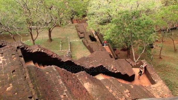 Lidé vystoupat po schodech navštívit ruiny starověkého Sigiria skalní pevnost Sigiriya, Srí Lanka. — Stock video