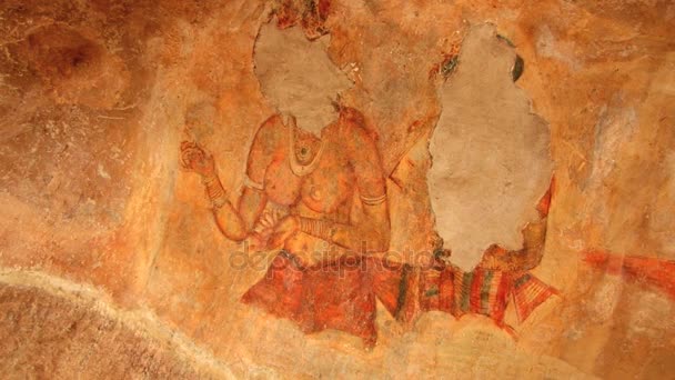 Außenansicht der antiken Gemälde am Sigiriya-Felsen in Sigiriya, sri lanka. — Stockvideo