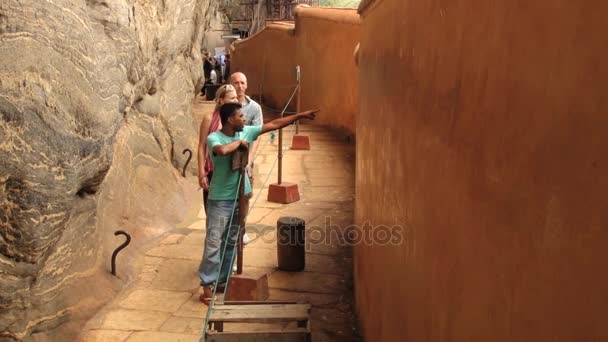 La gente visita Mirror wall en la roca Sigiriya en Sigiriya, Sri Lanka . — Vídeo de stock