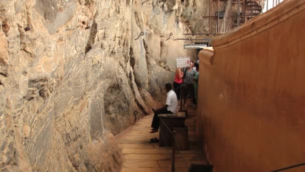 Ludzie odwiedzają lustro ścienne o skały Sigirija w Sigiriya, Sri Lanka. — Wideo stockowe