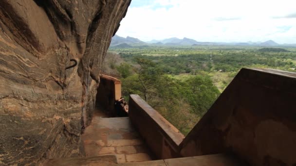 La gente fa foto dal muro di specchio alla roccia di Sigiriya a Sigiriya, Sri Lanka . — Video Stock